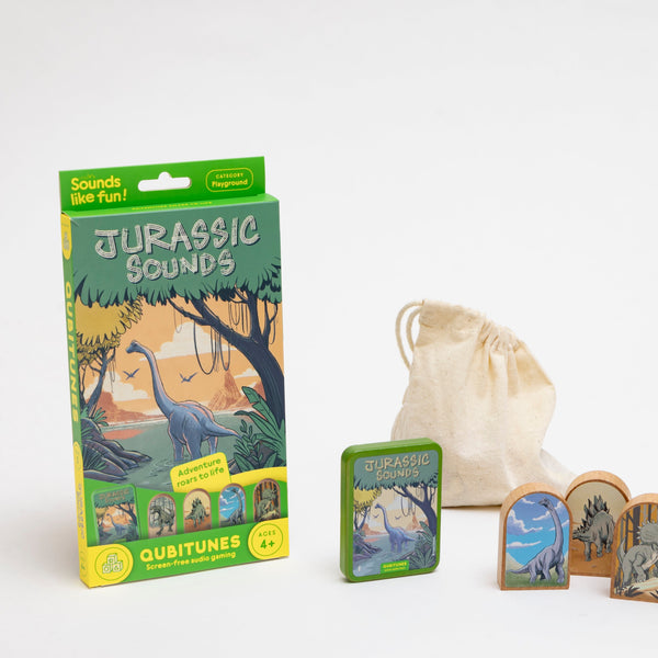 Qubitunes Jurassic Sounds dėžutė, žaidimo kortelė, maišelis ir keturios dinozaurų medinės kaladėlės