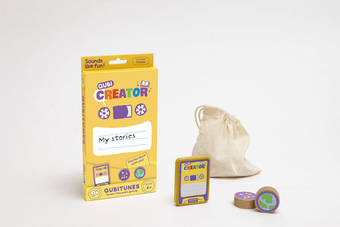Geltona Qubi Creator dėžutė, žaidimo kortelė, drobinis maišelis ir dvi apvalios medinės kaladėlės