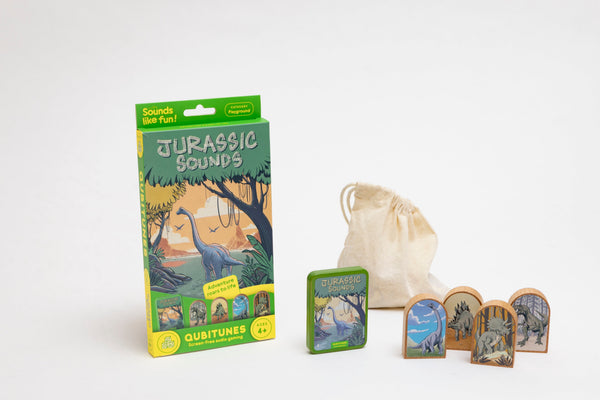 Qubitunes Jurassic Sounds dėžutė, žaidimo kortelė, maišelis ir keturios dinozaurų medinės kaladėlės