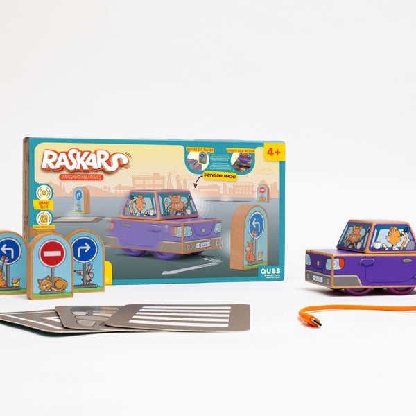 RasKars Gus rinkinys: violetinis medinis automobilis su katinu, dėžutė, ženklų kaladėlės, kortelės ir USB-C laidas
